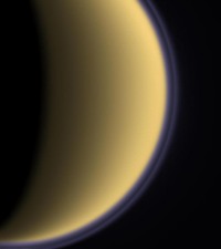 Narudlý opar kolem Titanu - 896x1008x16M (30 kB)