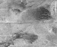 Kočičí škrábance na Titanu - 1000x337x16M (71 kB)
